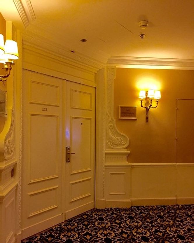 Cận cảnh phòng khách sạn sang chảnh đầy ắp hình ảnh chính mình của Phạm Băng Băng tại Cannes